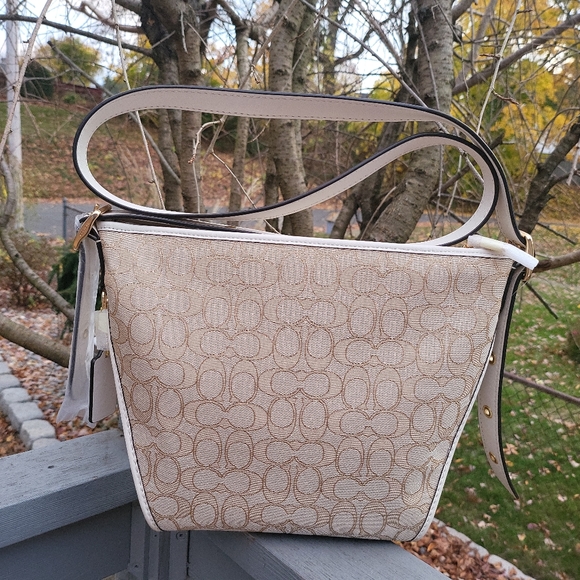 🔥SOLD🔥🆕🌺COACH🌺 Ladies Small Signature Jacquard Canvas Shoulder Bag - Picture 4 of 16